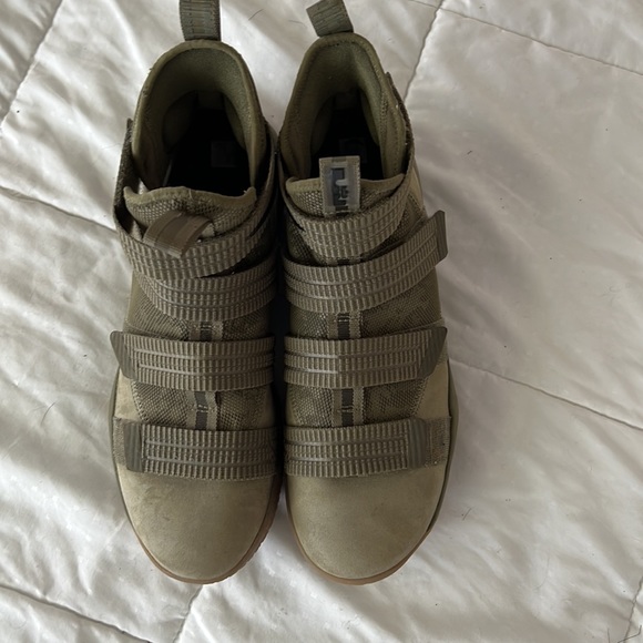 Nike Zoom Lebrons - Picture 5 of 6